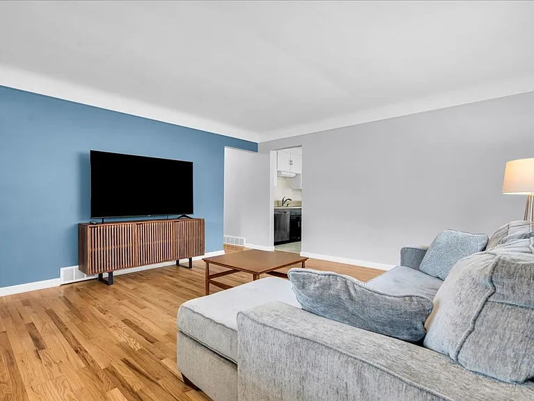1554 Cynthia Ave — Photo 3