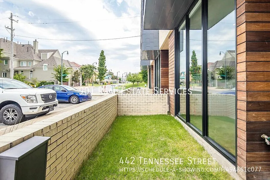 Modern Townhouse Downtown — Photo 3
