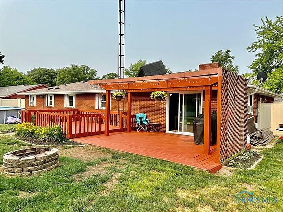 3rd image of 215 Lakeview Dr