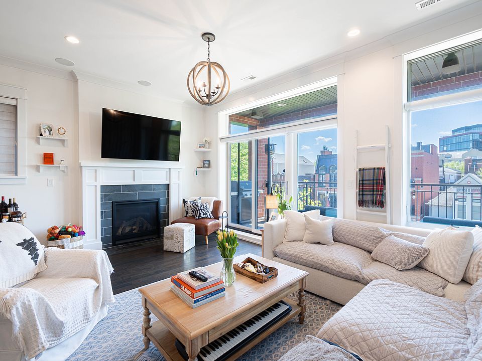 1st image of 920 W Wrightwood Ave #3