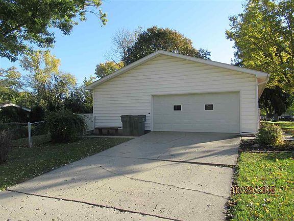 3rd image of 422 Hazelwood Ln