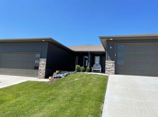 17078 Nicholas St, Omaha, NE 68118