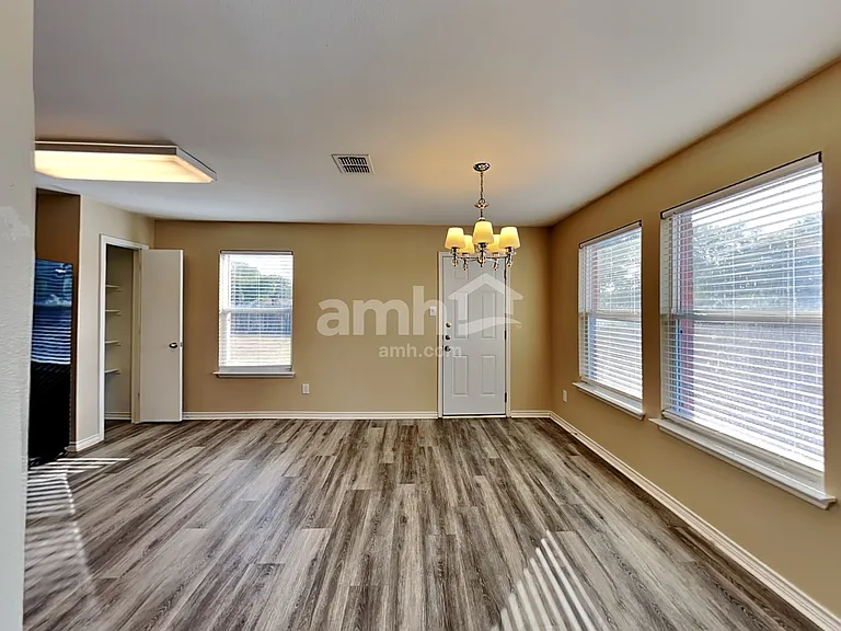 128 Stanford — Photo 4