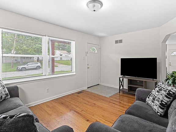 5th image of 3023 Ridgeway Ave