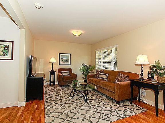 4th image of 790 Claridge Dr