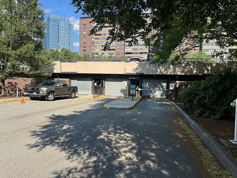 2nd image of 9 Hawthorne Pl #308
