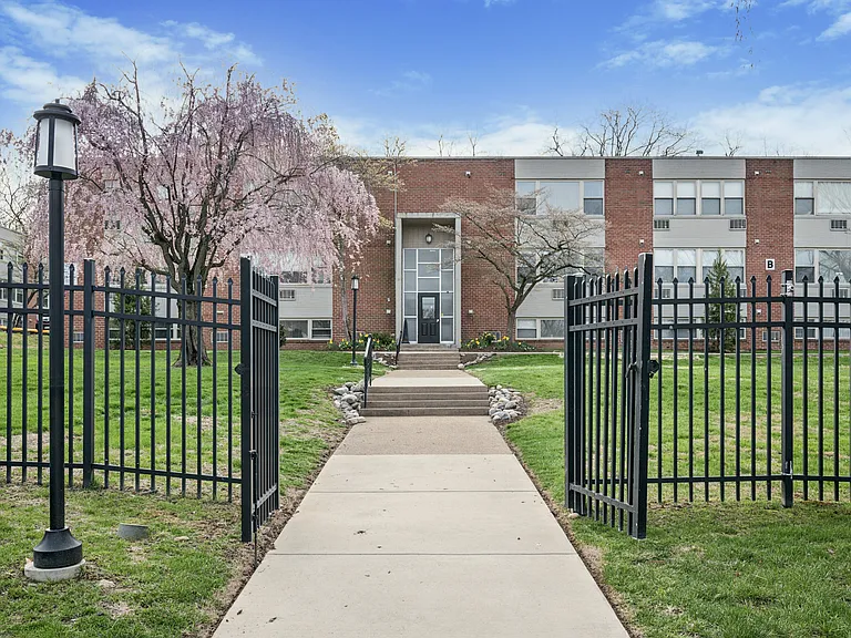 Willow Bend Apartments — Photo 17
