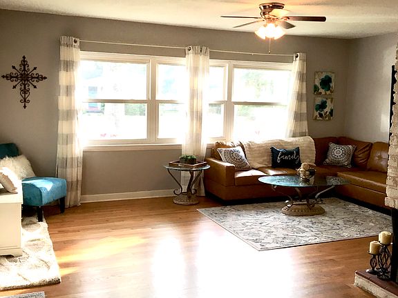 Open living / dining combo 