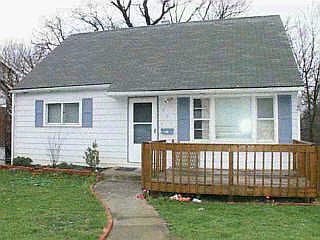 1st image of 701 E Woodlawn Ave