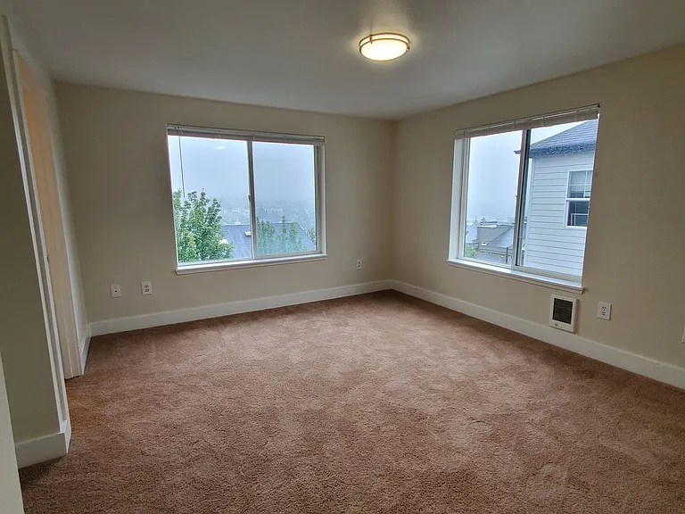 411 10th Ave — Photo 36