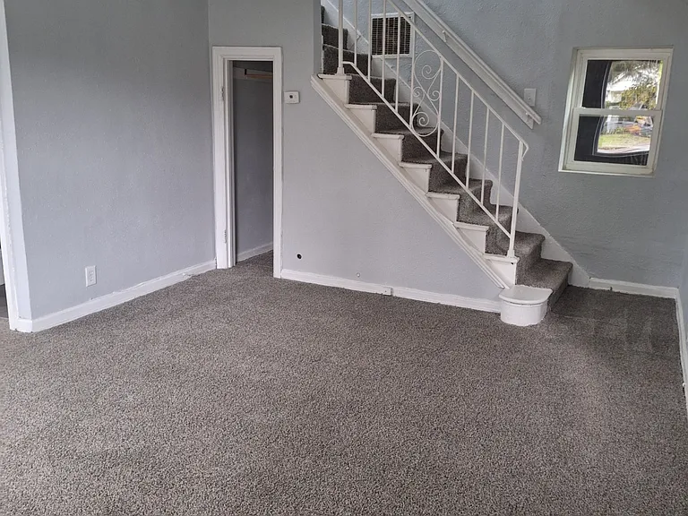 1613 Jackson Ave — Photo 2
