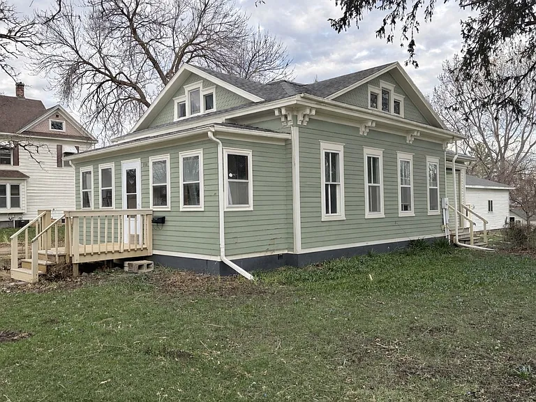 716 State St N — Photo 18