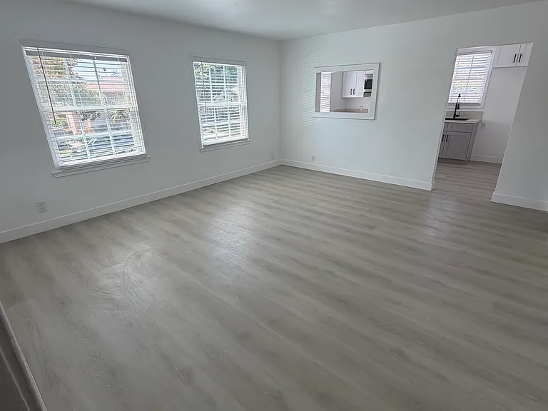 208 S Illinois St #B — Photo 2
