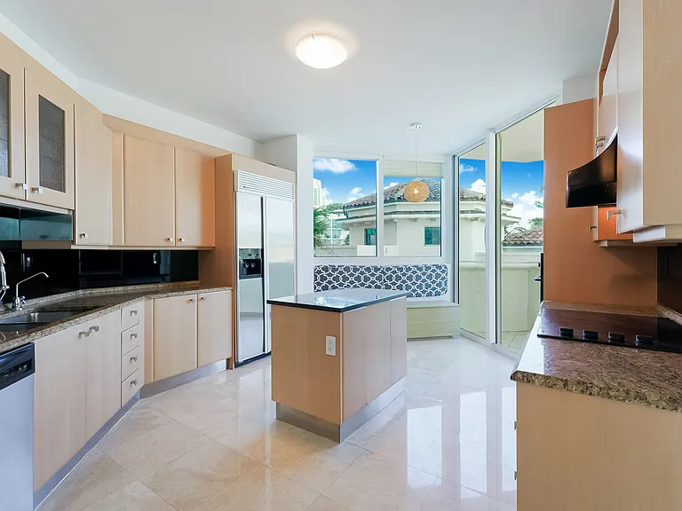 300 S Pointe Dr #405 — Photo 10