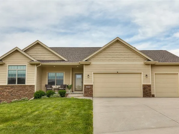 4870 Windsor Cir, Pleasant Hill, IA 50327