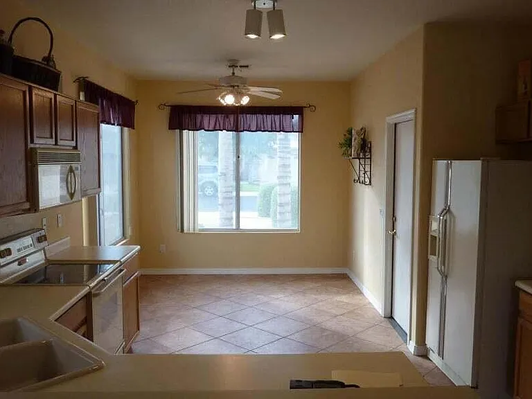 140 W Oxford Ln — Photo 3