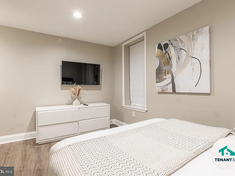3221 Noble St #4 — Photo 9