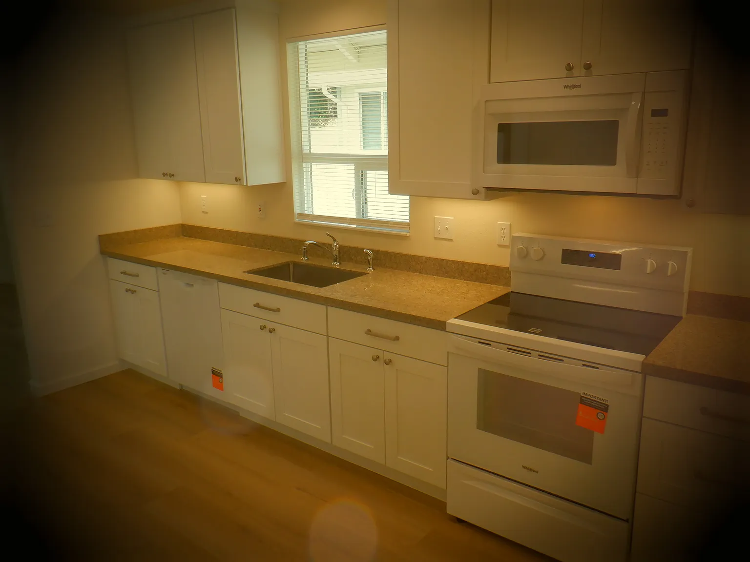 3 bed, 1.5 bath, 1290 sqft, $2,995 — Photo 2