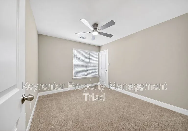 1153 Hawick Dr — Photo 20