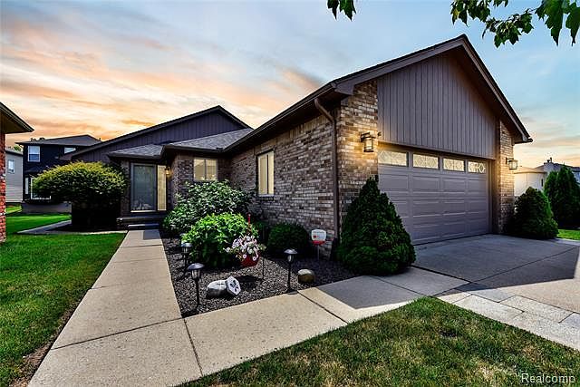 1st image of 32880 Oakwood Dr