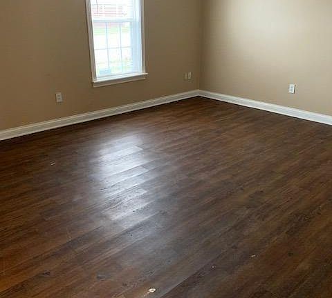 3rd image of 925 Altamont Ct #D
