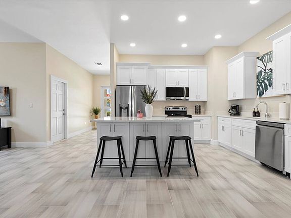 3rd image of 818 Foresteria Dr