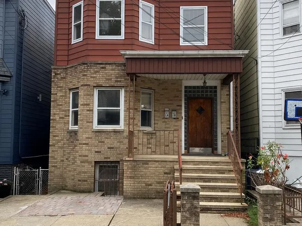 133 Oak Street image 1 of 9