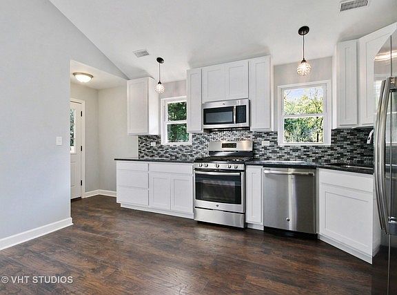 4th image of 20235 Blackstone St
