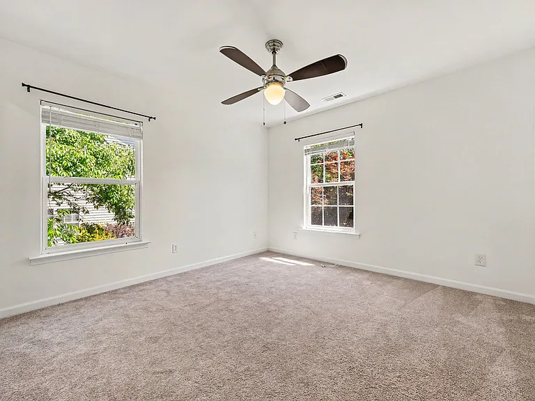 508 Ashburn Ln — Photo 17