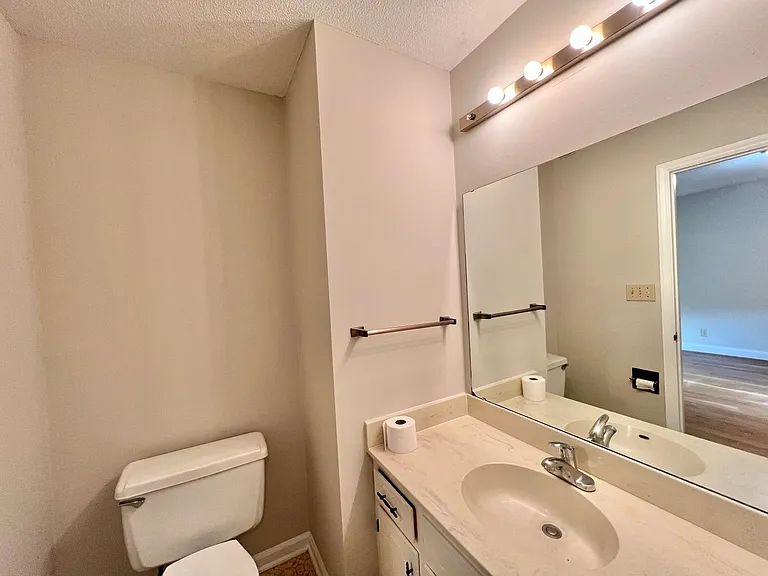 7504 Post Oak Rd — Photo 13