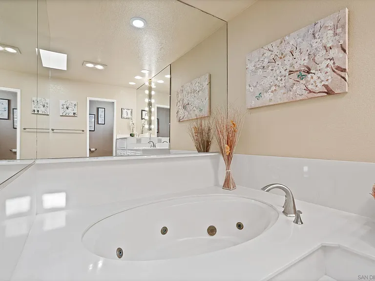 645 Loring St — Photo 23