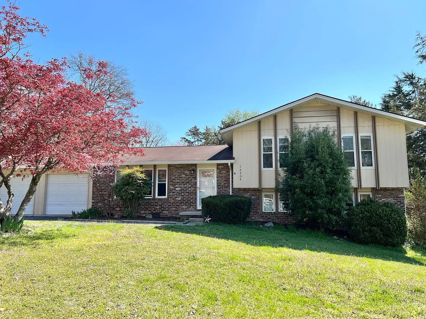 4-Bedroom Home with large fenced yard in Farragut — Photo 1