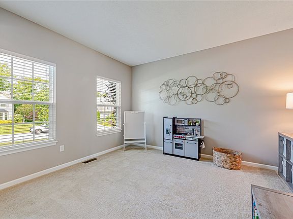 5th image of 225 Jacobs Way