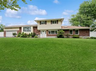 10 Wisteria Way, Commack, NY 11725