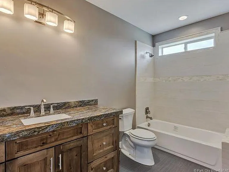 Downstairs bedroom ensuite