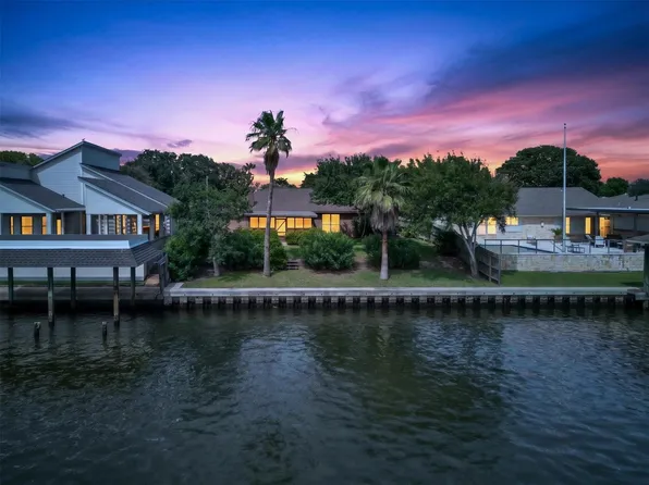61 Lebrun Ct, Galveston, TX 77551