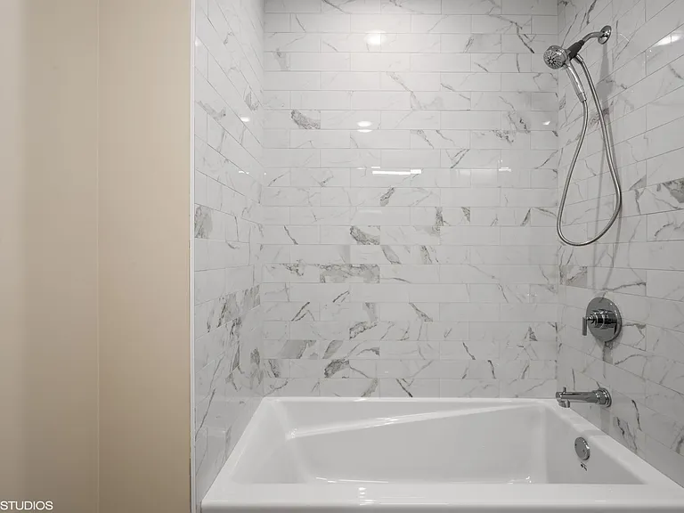 4405 N Artesian Ave #205 — Photo 13