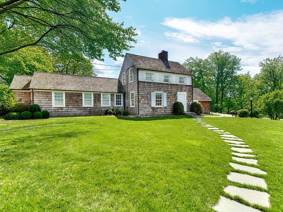 1st image of 5 Hook Pond Ln