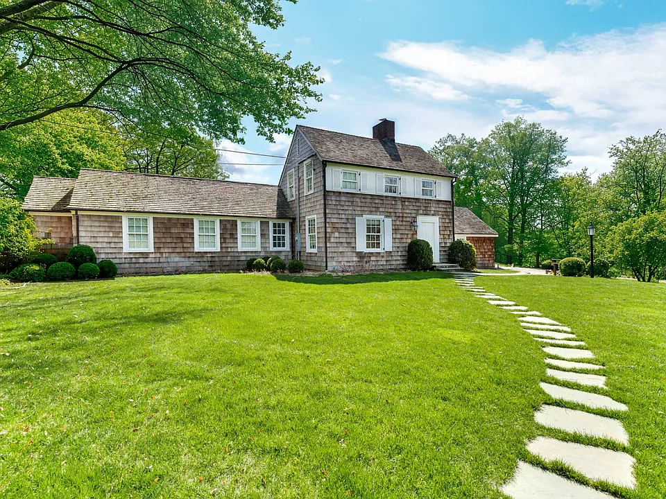 5 Hook Pond Ln