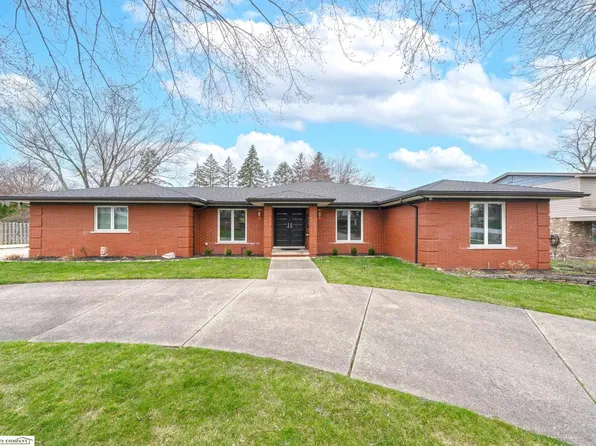38849 Red Oaks Dr, Clinton Township, MI 48036