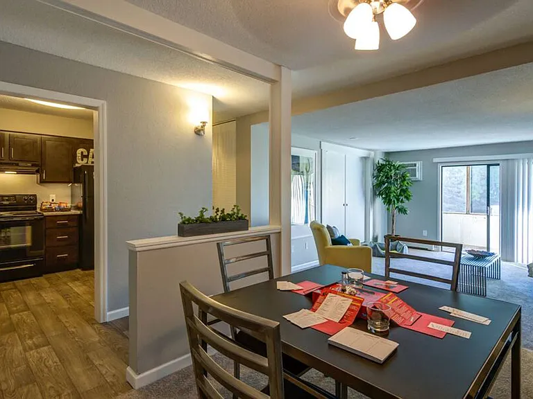 Glen at Burnsville Apartments — Photo 6