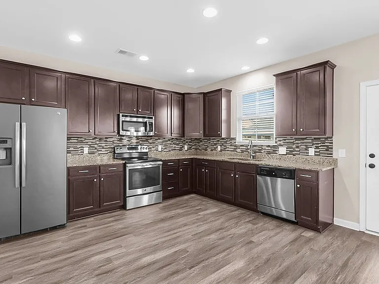 1104 Friartuck Trl — Photo 16