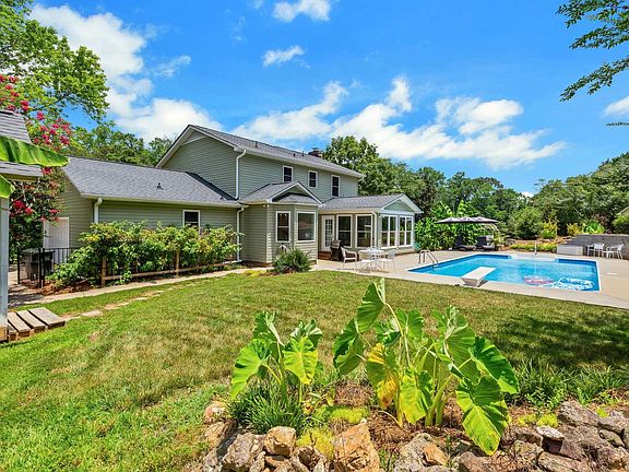 3rd image of 105 Williamsburg Dr