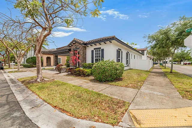 3 bed, 2.5 bath, 2100 sqft, $3,300 — Photo 2