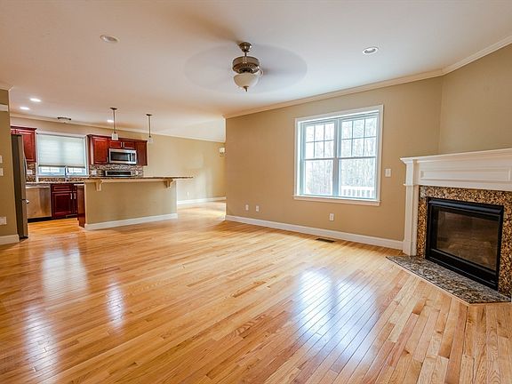 4th image of 53 Surrey Ln #28