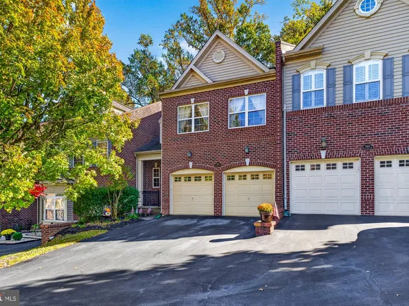 3142 Woods Edge Dr, Marcus Hook, PA 19060