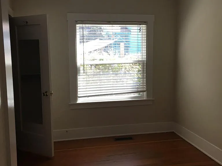 884 College Ave — Photo 13