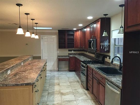4th image of 100 Poplar Pl