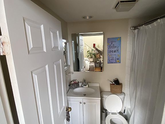 Bathroom (1st floor)