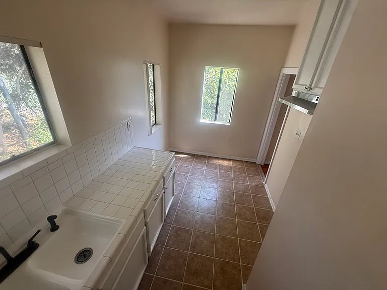954 S Ardmore Ave #207 — Photo 4